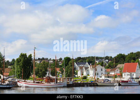 Traditionelle hölzerne Boote vertäut am Ufer des Flusses Glomma in einem Vorort von Fredrikstad, Ostfold, Norwegen, Skandinavien Stockfoto