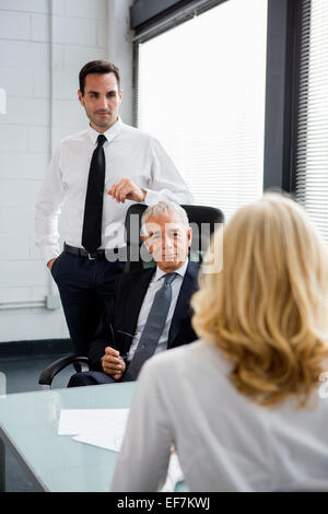 Drei Unternehmer mit einem Treffen im Büro Stockfoto