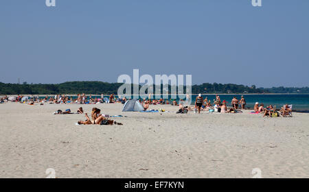 Am Strand im beliebten Sommerfrische Hornbæk / Hornbaek in Nord Seeland, Dänemark, an einem warmen und sonnigen Sommernachmittag. Stockfoto