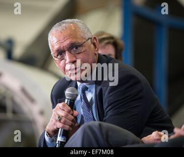 NASA-Administrator Charlie Bolden befasst sich mit die Medien über die Gewerbeflächen Zusammenarbeit am Johnson Space Center 26. Januar 2015 in Houston, Texas. Stockfoto