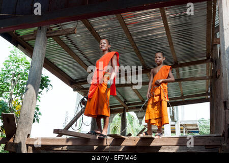 Buddhistische Mönche bauen neue Tempel auf Don Khong Island, Laos. Stockfoto