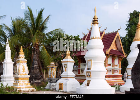 Kunstvoll verzierte Grab befindet sich in Don Khong Insel-Tempel, Schreine Laos. Stockfoto