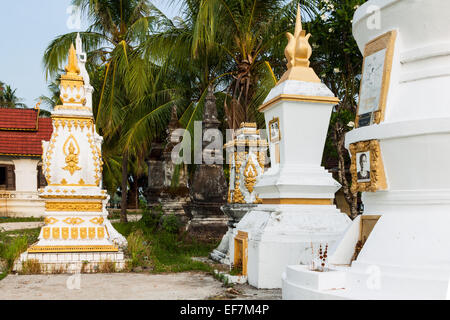 Kunstvoll verzierte Grab befindet sich in Don Khong Insel-Tempel, Schreine Laos. Stockfoto