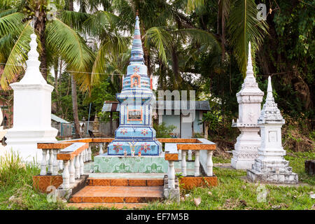 Kunstvoll verzierte Grab befindet sich in Don Khong Insel-Tempel, Schreine Laos. Stockfoto