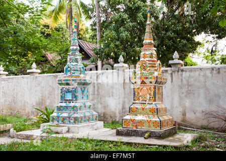 Kunstvoll verzierte Grab befindet sich in Don Khong Insel-Tempel, Schreine Laos. Stockfoto