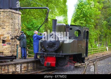 Dampf-Lokomotive "Thomas Edmondson" unter Wasser bei Alston Station auf der South Tynedale Railway, Alston Station, Alston, UK. Stockfoto