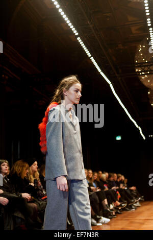 Kopenhagen, Dänemark. 28. Januar 2015. Die neue, junge dänische Modeschauen Designer, Nicklas Skovgaard, seine Firma erste Kollektion in Kopenhagen Fashion Week AW 2015. Nicklas Skovgaard gründete seine Firma im Jahr 2014. Er verwenden Sie qualitativ hochwertige und alten nordischen Materialien wie Wolle und Fox Lammfell, Kontrast und Farben, minimalistisch und dennoch detailliert. Copenhagen Fashion Week beginnt heute Mittwoch und ist die größte skandinavische Mode fair. Nicklas Skovgaard Show fand im alten Kopenhagener Börse Børsen. Bildnachweis: OJPHOTOS/Alamy Live-Nachrichten Stockfoto