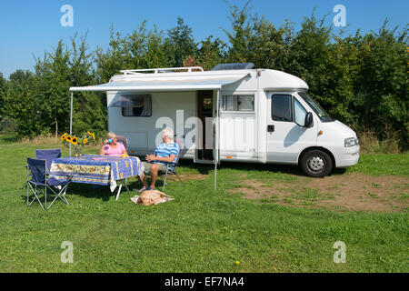 Älteres Paar mit Mobilheim auf Campingplatz Stockfoto