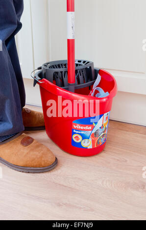 Mann mit einem Mop für Vileda Supermocio & Eimer, UK-Modell veröffentlicht Stockfoto