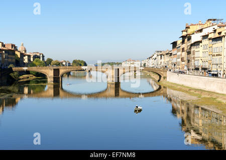 Florenz, Italien - 2. Oktober 2011: Ponte Santa Trinita (Heilige Dreifaltigkeit Brücke) am Fluss Arno in Florenz, Toskana, Italien. Stockfoto