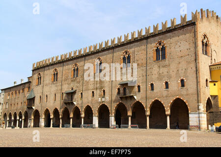 Mantua, Italien - 15. Juni 2013: The Captain Palast in Piazza Sordello, wurde von Paolo Bonacolsi gebaut. Stockfoto