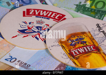 Brno, Czech Republik-Januar 11, 2015:Beermats aus Zywiec Bier und Eur Geld. Zywiec Brauerei ist eine Brauerei gegründet 1852 in Zy Stockfoto