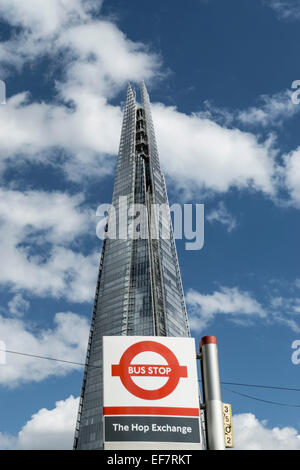 Bus Stop-Schild, der Shard, Architekt Renzo Piano, southwalk, Wolken, London, UK Stockfoto