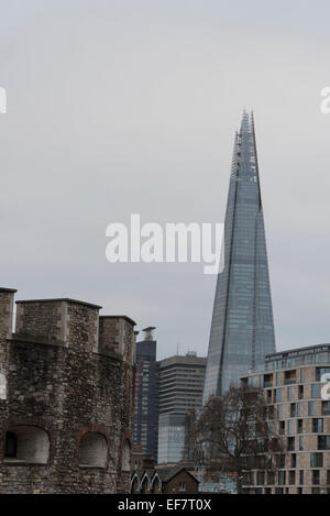 Der Shard Wolkenkratzer in Southwark, London erhebt sich über den Tower of London und die umliegenden Gebäude Stockfoto