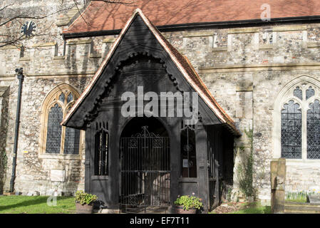 15. Jahrhundert hölzerne Südportal des South Benfleet Church (Saint Marys), Essex zeigt die Carving und Details von dem Holz zu arbeiten. Stockfoto