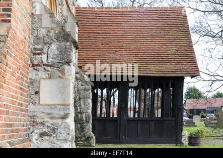 15. Jahrhundert hölzerne Südportal des South Benfleet Church (Saint Marys), Essex Stockfoto