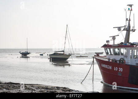 Festgemachten Boote bei Ebbe in Leigh Creek, Leigh on Sea, Essex. Stockfoto