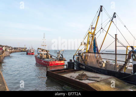 Angelboote/Fischerboote am Leigh on Sea, Essex bei Flut am späten Nachmittag. Stockfoto