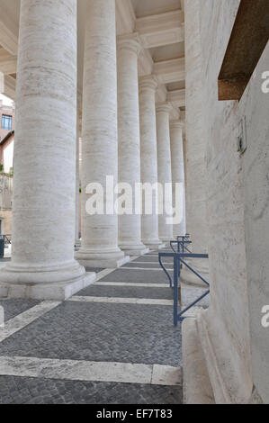 Riesige weiße Säulen als Bestandteil der Kolonnade rund um St.-Peter Platzes, Vatikanstadt, Rom, Italien. Stockfoto