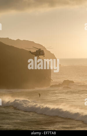 Royal Navy Rettungshubschrauber erfolgreiche Rettung am Droskyn Point, Perranporth, Cornwall, England - nur zur redaktionellen Nutzung durchführen Stockfoto