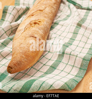 Baguette-Brot über das Handtuch Stockfoto
