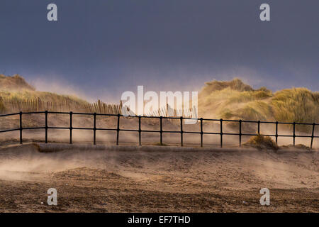 Sanddünen Erosion in Crosby, Merseyside. Der Wind bläst feinen, hellen Sand vom Strand. Dünenschutz mit Holzpalisadenzaun, Großbritannien Stockfoto