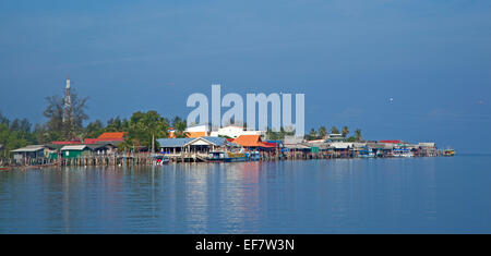 Dorf mit traditionellen Häusern auf Stelzen gebaut auf Ko Lanta, einer Insel vor der Andaman Küste von Süd-Thailand Stockfoto