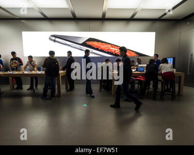 Kunden, die Apple Produkte im Apple Store befindet sich an der Nanjing Road in Shanghai, China zu durchsuchen Stockfoto