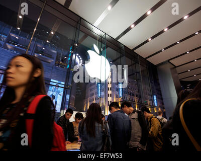 Kunden in den Apple Store befindet sich an der Nanjing Road in Shanghai, China Stockfoto