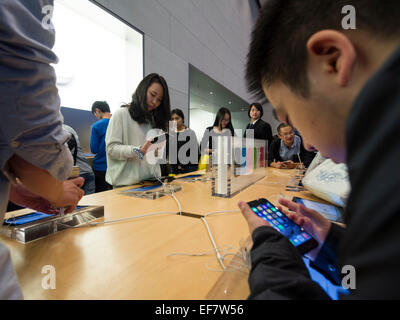 Kunden, die Apple Produkte im Apple Store befindet sich an der Nanjing Road in Shanghai, China zu durchsuchen Stockfoto