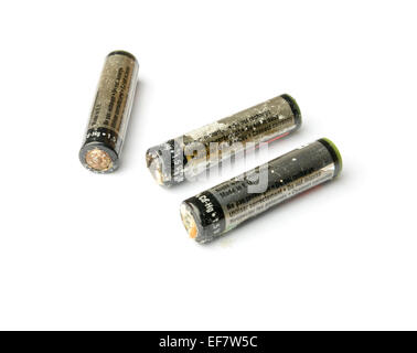 Beschädigt, undicht AA-Batterien, die isoliert auf weißem Hintergrund ausschneiden Stockfoto
