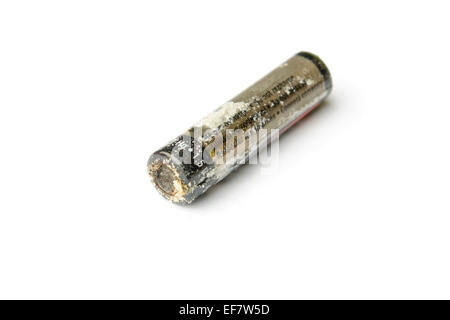 Beschädigt, undicht AA-Batterien, die isoliert auf weißem Hintergrund ausschneiden Stockfoto