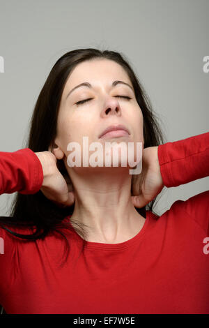 Frau leidet Nackenschmerzen Stockfoto