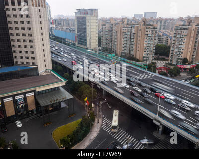 Luftaufnahme von einem Stau während der Hauptverkehrszeit in Shanghai, China Stockfoto