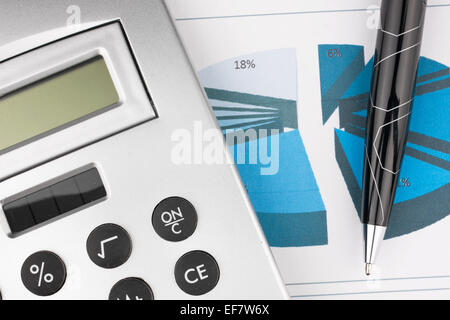 Taschenrechner, Stift und Papier mit einer Stockfoto