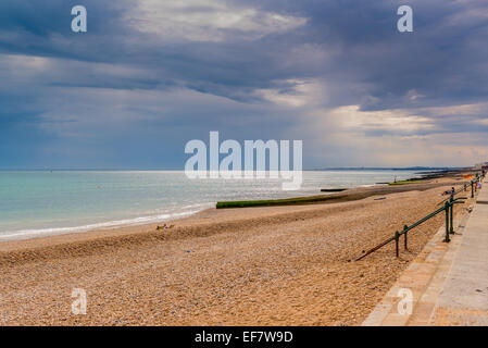 In Erwartung eines Sturms, fängt Licht Strand in Hove durch Brüche in einer bedrohlichen Wolkendecke Stockfoto