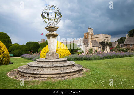 Ein zeitgenössisches Kunstwerk und Rockingham Castle, das vor einem leicht stürmischen Sommerhimmel in der Nähe von Corby in Northamptonshire, England, aufgestellt ist Stockfoto