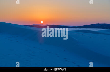 Letzten Sonnenstrahl der untergehenden Sonne in der Dämmerung bedeckt Dünen. Stockfoto