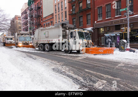 Drei New Yorker Müllwagen umgebaut Schneepflüge, sauberen Straßen in Lower Manhattan Stockfoto