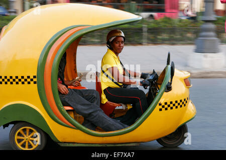 Gelben Coco-Taxi in Havanna, Kuba Stockfoto