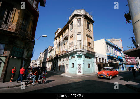 Oldtimer und Rikscha, Havanna, Kuba Stockfoto