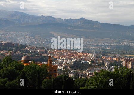 Blick von der Alhambra Wehrtürme mit Blick auf die Berge der Sierra Nevada Stockfoto