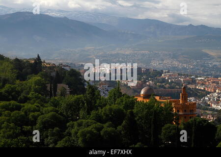 Blick von der Alhambra Wehrtürme mit Blick auf die Berge der Sierra Nevada Stockfoto