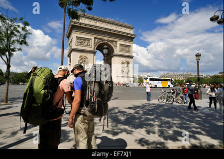 Paris, Arc de Triomphe, Rucksacktouristen Stockfoto