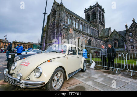 Paisley in der Nähe von Glasgow, Scotland, UK. 28. Januar 2015. Die 2015 Rallye Monte Carlo Historique Aufrechnung von außerhalb Abtei aus dem 12. Jahrhundert im Stadtzentrum von Paisley. Hunderte von Zuschauern werden voraussichtlich trotzen die Kälte um den Start der Rallye, dies ist das 5. Jubiläum der Rallye verlassen aus Schottland und in der Feier der lokalen Autoclubs und Rat auf verschiedene Unterhaltungen gelegt haben. Bildnachweis: Findlay/Alamy Live-Nachrichten Stockfoto