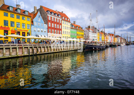 Uferpromenade von Nyhavn Kanal. Die Bar gesäumten Uferpromenade stammt aus dem 17. Jahrhundert. Stockfoto