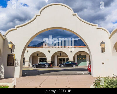 Eine Mission Stil Torbogen mit Blick auf die historische Passage durch den Torbogen in Ojai, Kalifornien. Stockfoto