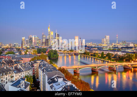 Skyline von Frankfurt am Main über den Main. Stockfoto