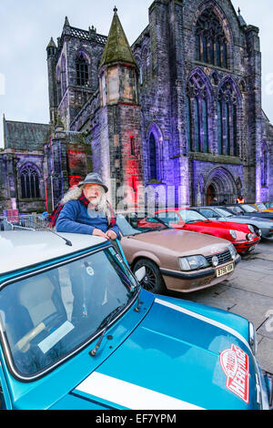 Paisley in der Nähe von Glasgow, Scotland, UK. 28. Januar 2015. Die 2015 Rallye Monte Carlo Historique Aufrechnung von außerhalb Abtei aus dem 12. Jahrhundert im Stadtzentrum von Paisley. Hunderte von Zuschauern werden voraussichtlich trotzen die Kälte um den Start der Rallye, dies ist das 5. Jubiläum der Rallye verlassen aus Schottland und in der Feier der lokalen Autoclubs und Rat auf verschiedene Unterhaltungen gelegt haben. Bildnachweis: Findlay/Alamy Live-Nachrichten Stockfoto