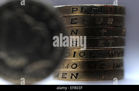 EIN PFUND MÜNZE STACK RECHTSCHREIBUNG WORT PENSION RE RENTEN PRIVATE UNTERNEHMEN SCHEMA TOPF PERSÖNLICHEN ERSPARNISSEN RUHESTAND RENTNER UK Stockfoto